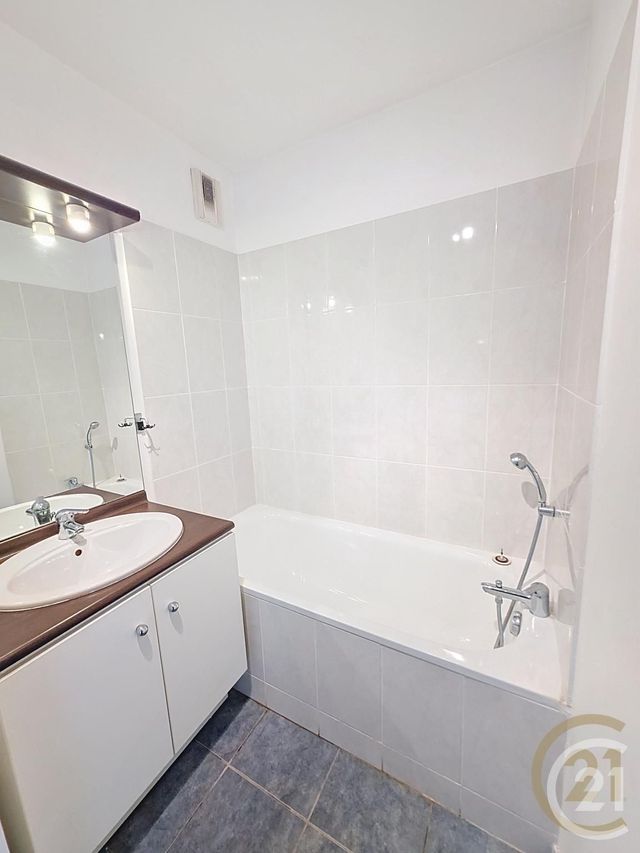 Appartement F4 à louer - 4 pièces - 73.23 m2 - DEVILLE LES ROUEN - 76 - HAUTE-NORMANDIE - Century 21 Bruno Ferrand