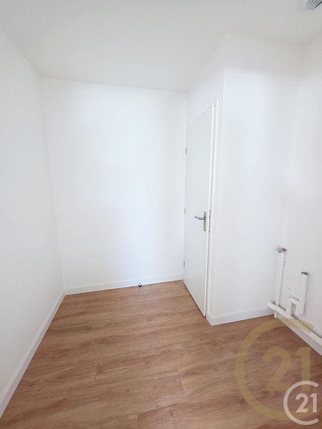 Appartement F4 à louer - 5 pièces - 115.6 m2 - NOTRE DAME DE BONDEVILLE - 76 - HAUTE-NORMANDIE - Century 21 Bruno Ferrand