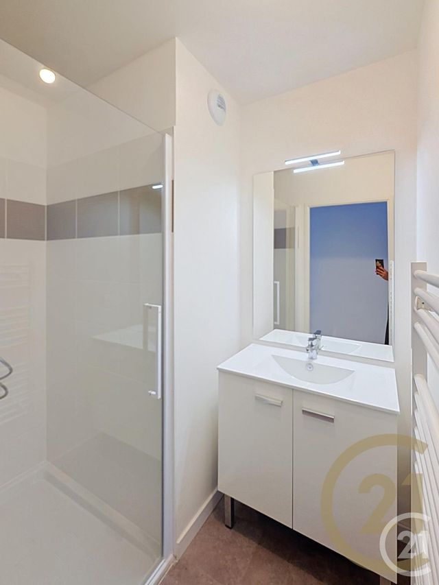 Appartement F4 à louer - 5 pièces - 115.6 m2 - NOTRE DAME DE BONDEVILLE - 76 - HAUTE-NORMANDIE - Century 21 Bruno Ferrand
