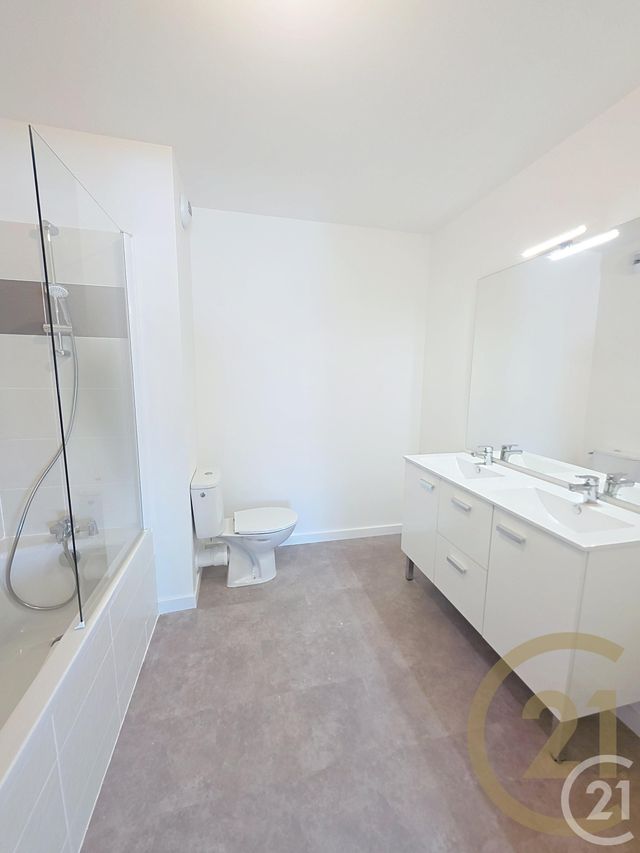Appartement F4 à louer - 5 pièces - 115.6 m2 - NOTRE DAME DE BONDEVILLE - 76 - HAUTE-NORMANDIE - Century 21 Bruno Ferrand