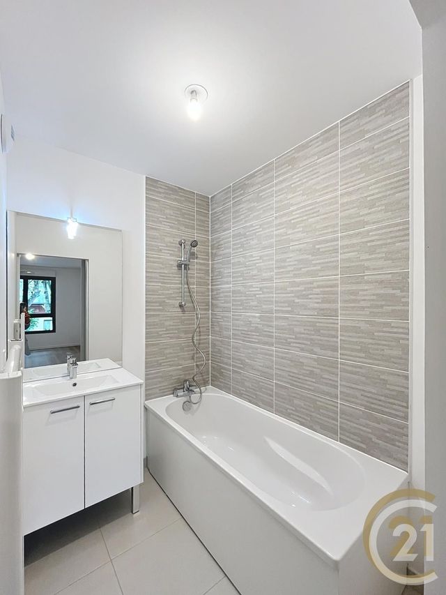 Appartement F3 à louer - 3 pièces - 62.66 m2 - SOTTEVILLE LES ROUEN - 76 - HAUTE-NORMANDIE - Century 21 Bruno Ferrand